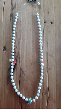 Image de long collier blanc ou noir