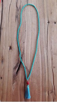 Image de long collier turquoise ou noir