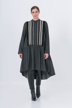 Image de Robe noire avec broderies